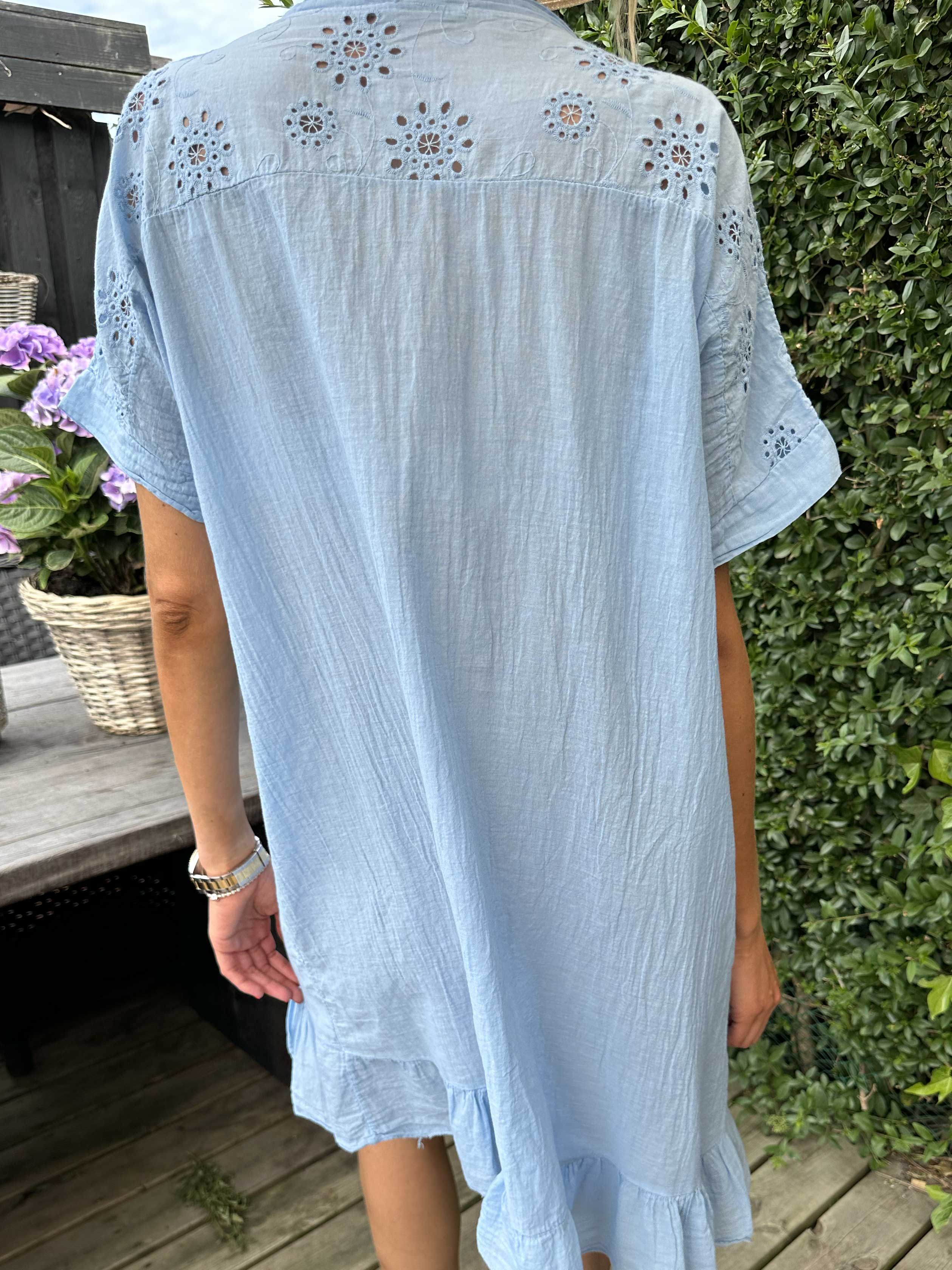Bine - Enkel sommarklänning med broderi anglaise